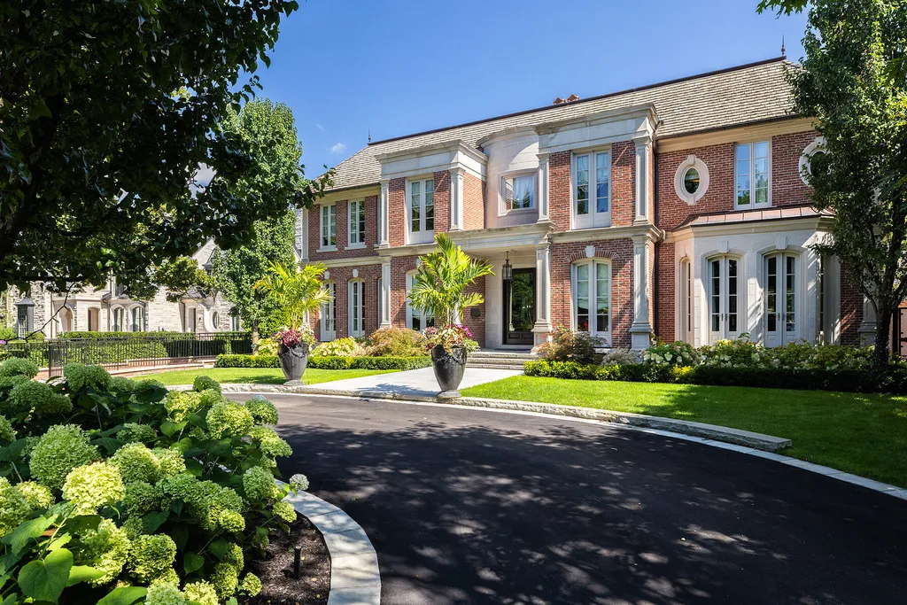 sothebysrealty's tweet photo. Extraordinary property of the day: A Georgian-inspired residence in Toronto, Canada, represented by Paul Maranger, Christian Vermast, and Brian Murphy of Sotheby's International Realty Canada. https://t.co/vM71rN4rgx

#sothebysrealty #luxuryrealestate #luxuryhomes #epotd https://t.co/iZo4euTYoK
