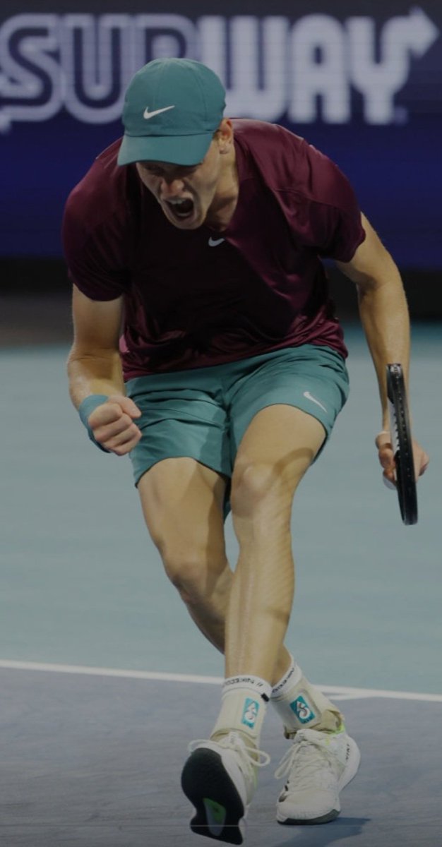 lorenzofares's tweet photo. GIGANTE ! 🦊

Jannik #Sinner 🇮🇹 batte 76(4)61 Carlos Alcaraz 🇪🇦 e vola in finale al #ChinaOpen 🇨🇳

Una prova maiuscola che gli consente di agganciare lunedi Adriano Panatta 🇮🇹 e di salire al 4°posto del ranking #ATP 

Ora finale vs Daniil Medvedev

CAMPIONE! 💥
#tennis #3ottobre https://t.co/s98rKLNGMH