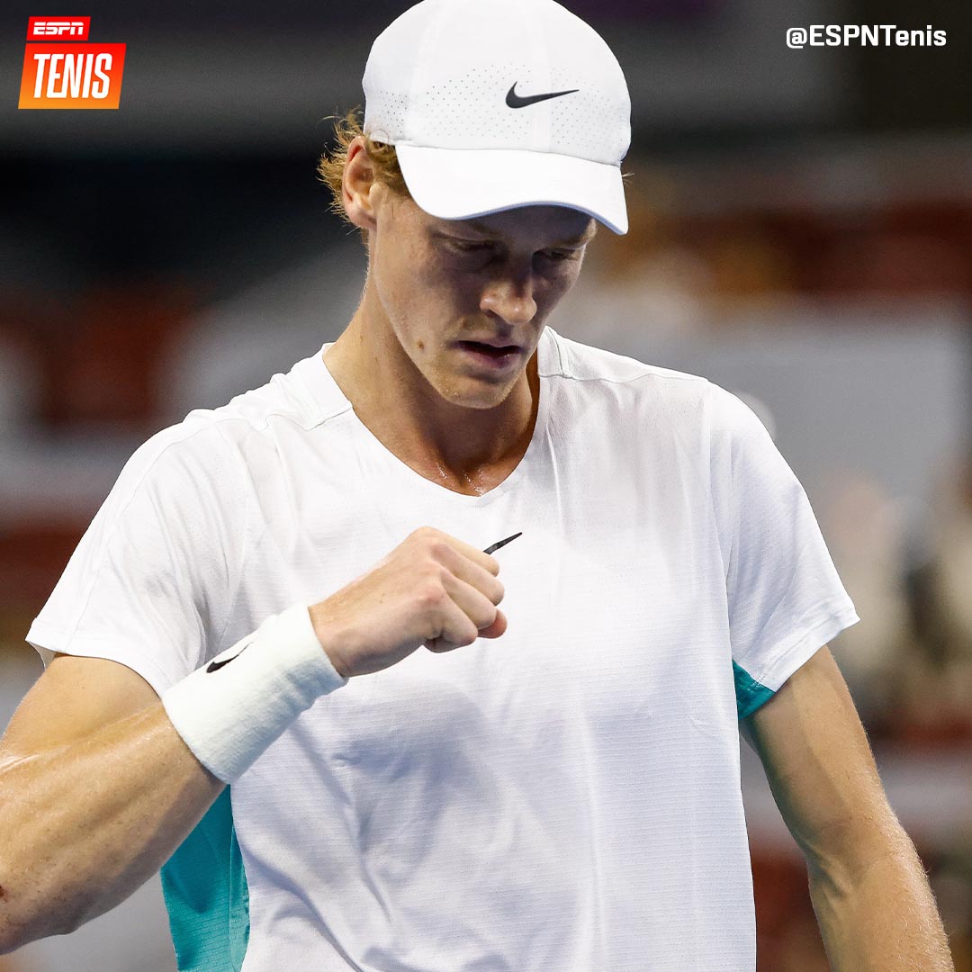 ESPNtenis's tweet photo. ¡SINNER ELIMINÓ A ALCARAZ! 🇮🇹👊

Nivel altísimo del italiano para llevarse el triunfo 7-6 (4) y 6-1 sobre el español, en las semis de #Beijing.

¡Se viene la final vs. Medvedev! 🔥 https://t.co/6W64D6mu1R