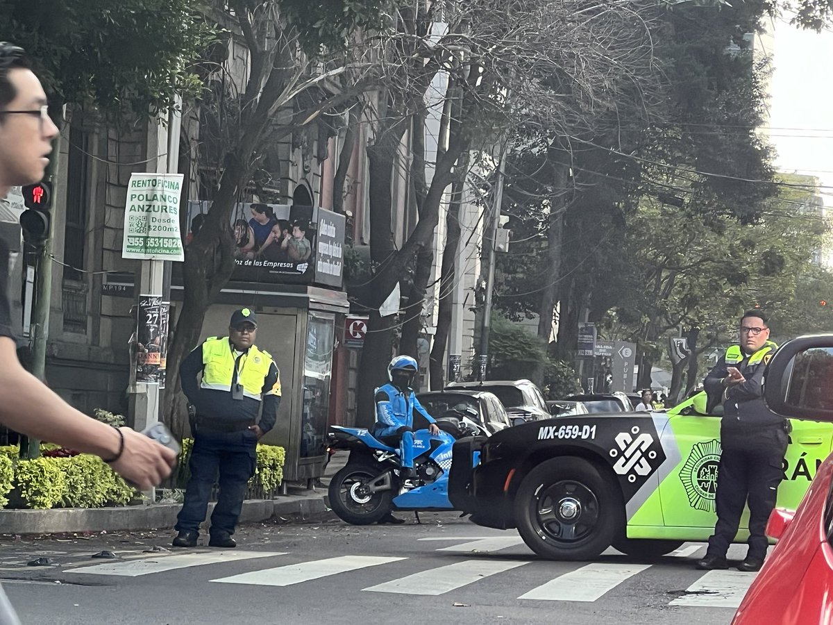 RaKsHa81's tweet photo. De verdad no entiendo la finalidad de atravezar una patrulla para impedir el libre paso de dos carriles sobre Río Rhin
@OVIALCDMX @SSC_CDMX https://t.co/IQJBcbSCYK