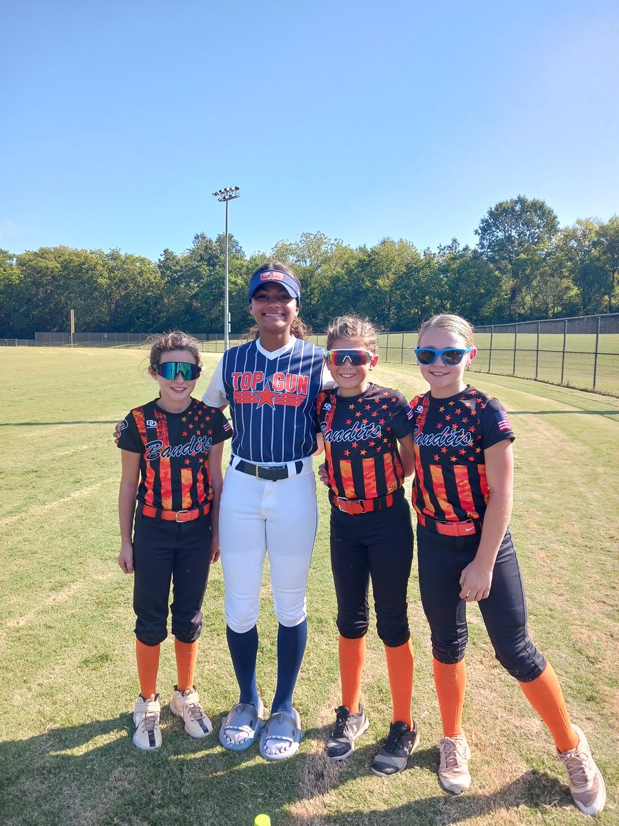 BBandits2012's tweet photo. A former great player of mine @KaleahMccarter giving back to our 3 young Bandit Slappers.  Thanks Kaleah for giving the girls great advice on the craft! #slapperlife @GabyM2031 @AultTyller2032 @shelbmorgan22 https://t.co/O72zpXgxxX