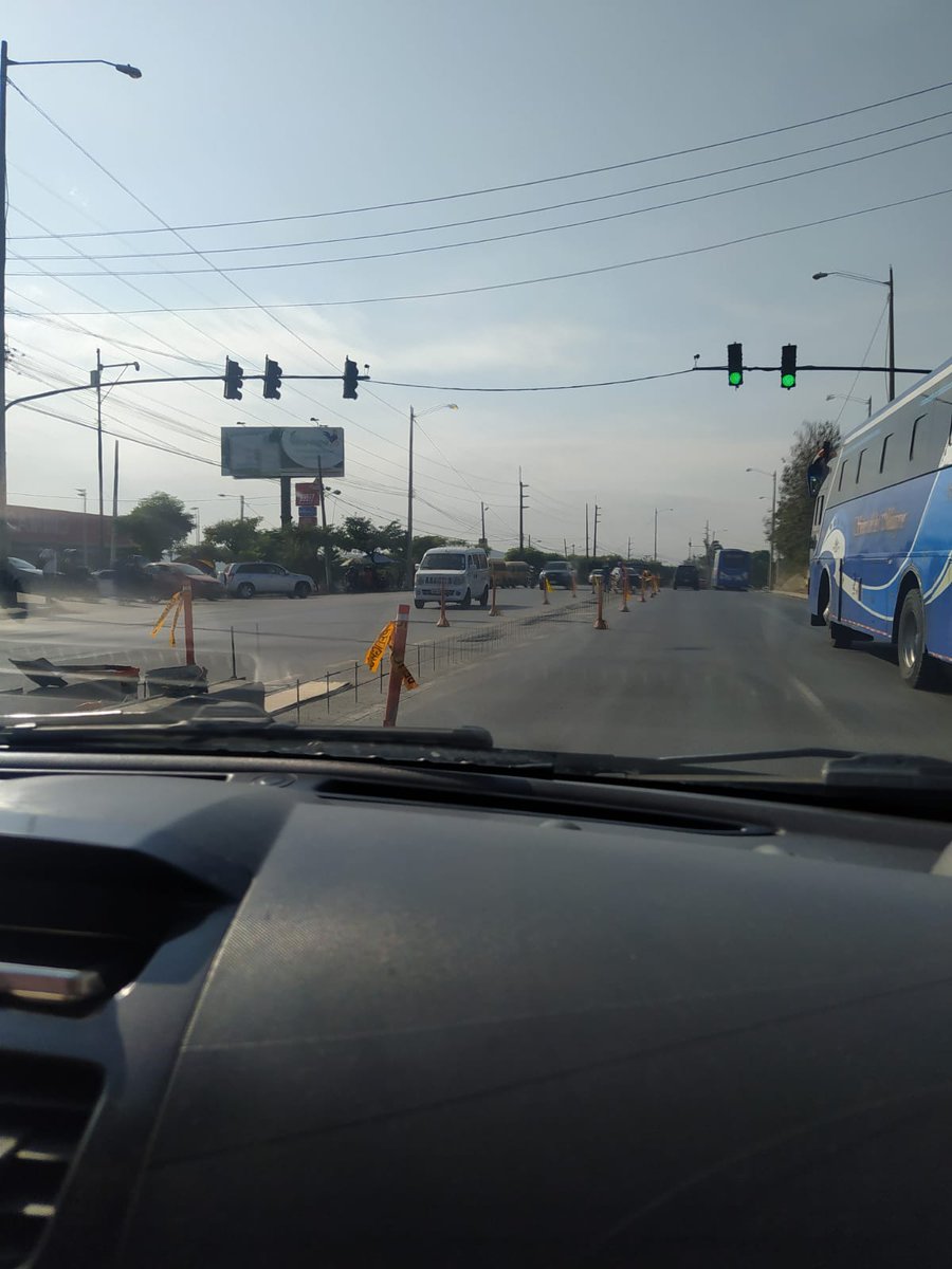 Ivoncito1982's tweet photo. @PrefGuayas es ilógico lo que están haciendo cerrar la salida de la Urbanización Ciudad Santiago habiendo un semáforo, como pretenden que uno salga de la ciudadela que avanzar a Puente Lucía para retornar que mal trabajos @ObrasPublicasSV @alcaldiagye @aquilesalvarez https://t.co/3BSDKyeS0G