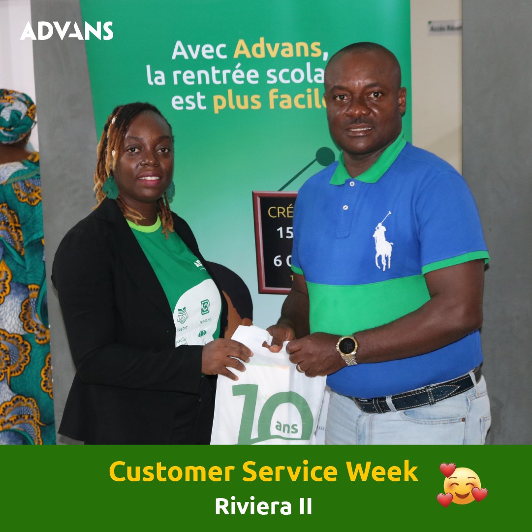 AdvansRCI's tweet photo. Des clients de passage en agence recevant quelques gadgets pendant la semaine relation clients. 🎁😊

#ClientFirst #RelationClients #AdvansCotedIvoire https://t.co/qIIw5L4qcj