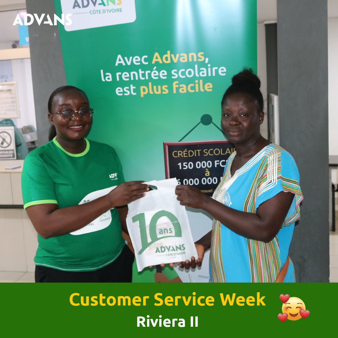 AdvansRCI's tweet photo. Des clients de passage en agence recevant quelques gadgets pendant la semaine relation clients. 🎁😊

#ClientFirst #RelationClients #AdvansCotedIvoire https://t.co/qIIw5L4qcj