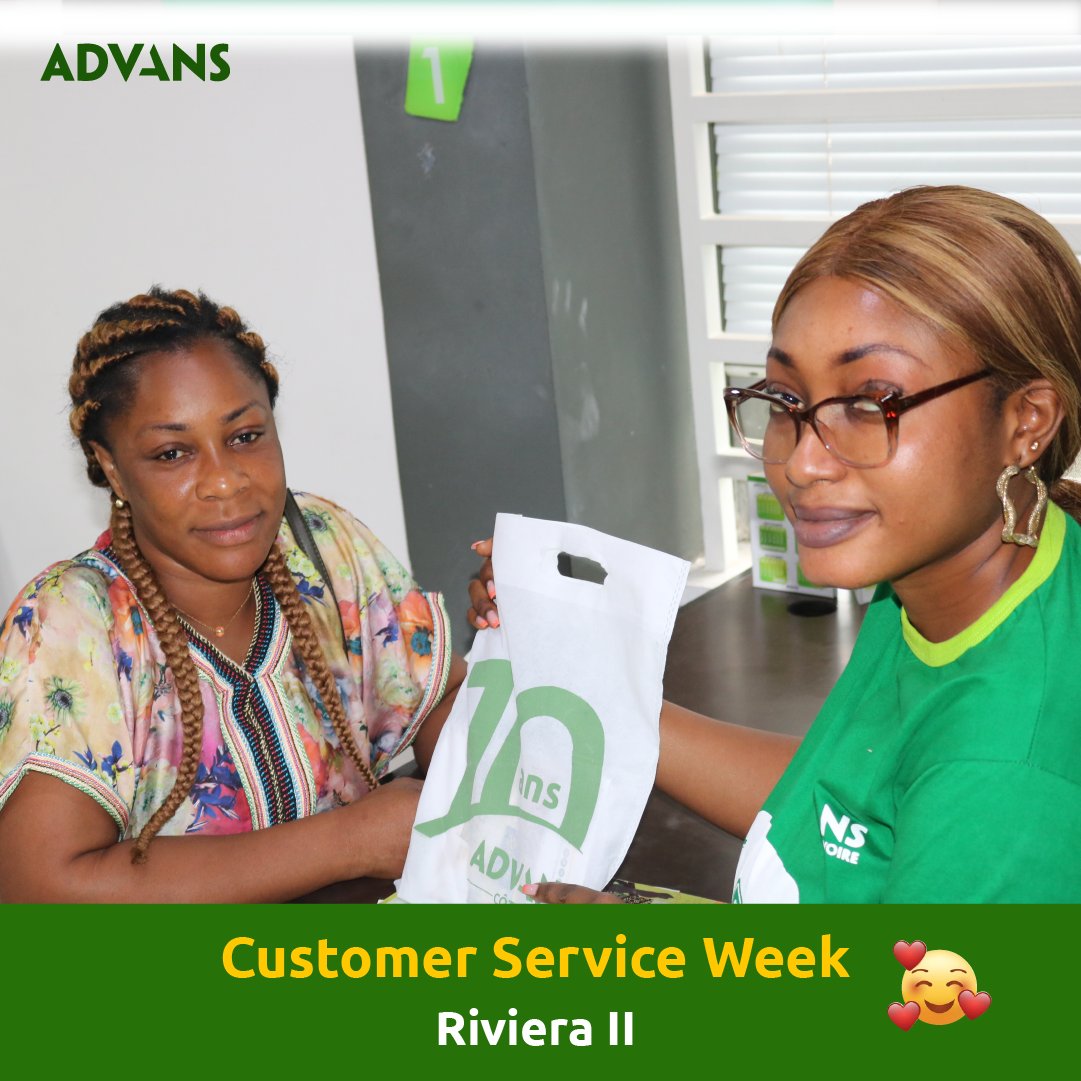 AdvansRCI's tweet photo. Des clients de passage en agence recevant quelques gadgets pendant la semaine relation clients. 🎁😊

#ClientFirst #RelationClients #AdvansCotedIvoire https://t.co/qIIw5L4qcj