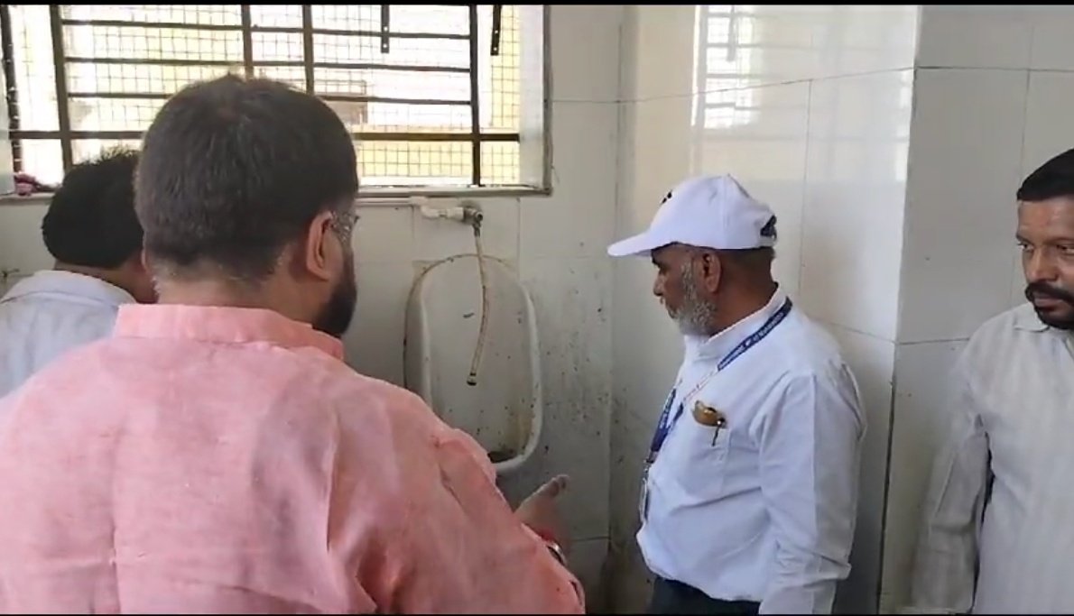 MP forced Dean To Clean Toilet !
A day after 31 people, including 16 infants died in a hospital in Maharashtra’s Nanded in a span of 24 hours,due to allegations of scarcity of medicines

 MP ,Hemant Patil, from Nanded’ visited the Shanakarrao Chavan Medical college ⤵️
#medTwitter