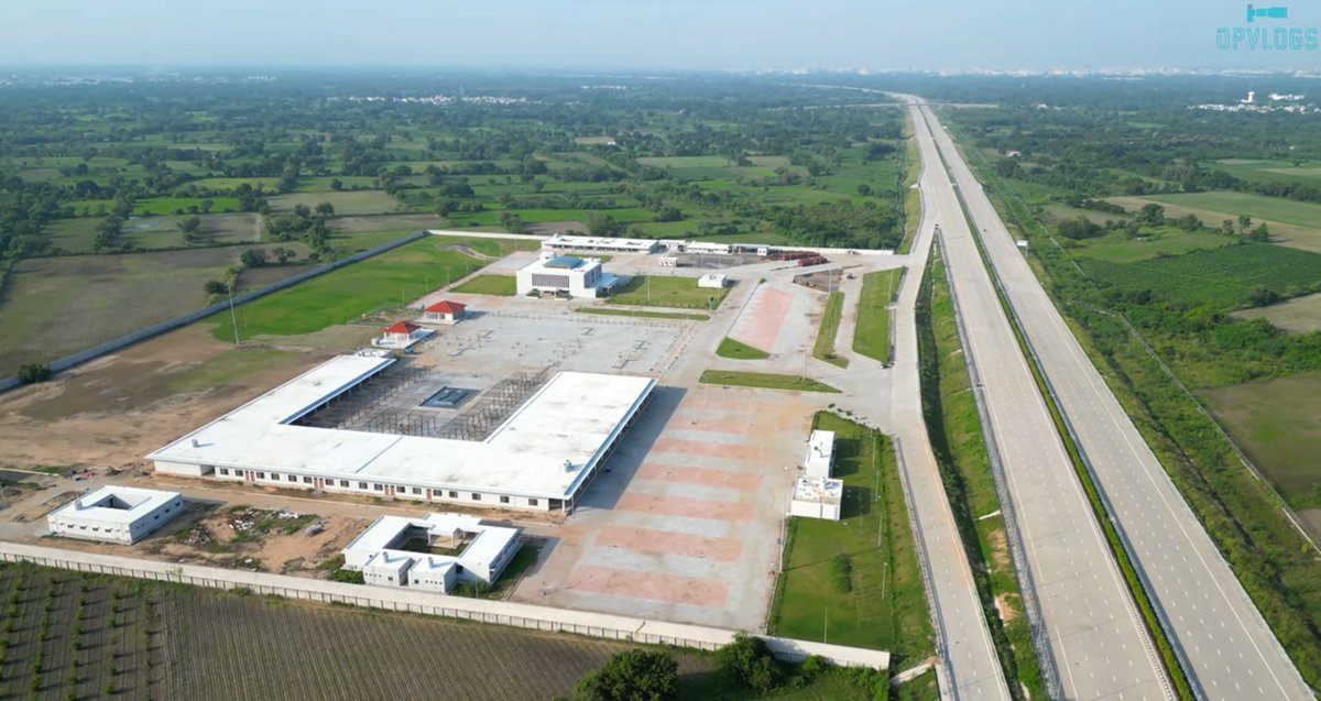 Sahilinfra2's tweet image. Delhi-Mumbai expressway
Vadodara-Virar section.
The next section to be opened will be Vadodara-Bharuch section.Although the main carriageway was completed a while back,wayside amenities &amp;amp; a few finishing work on toll plaza remains,hope it will b done soon
youtube.com/watch?v=2nVEdP…