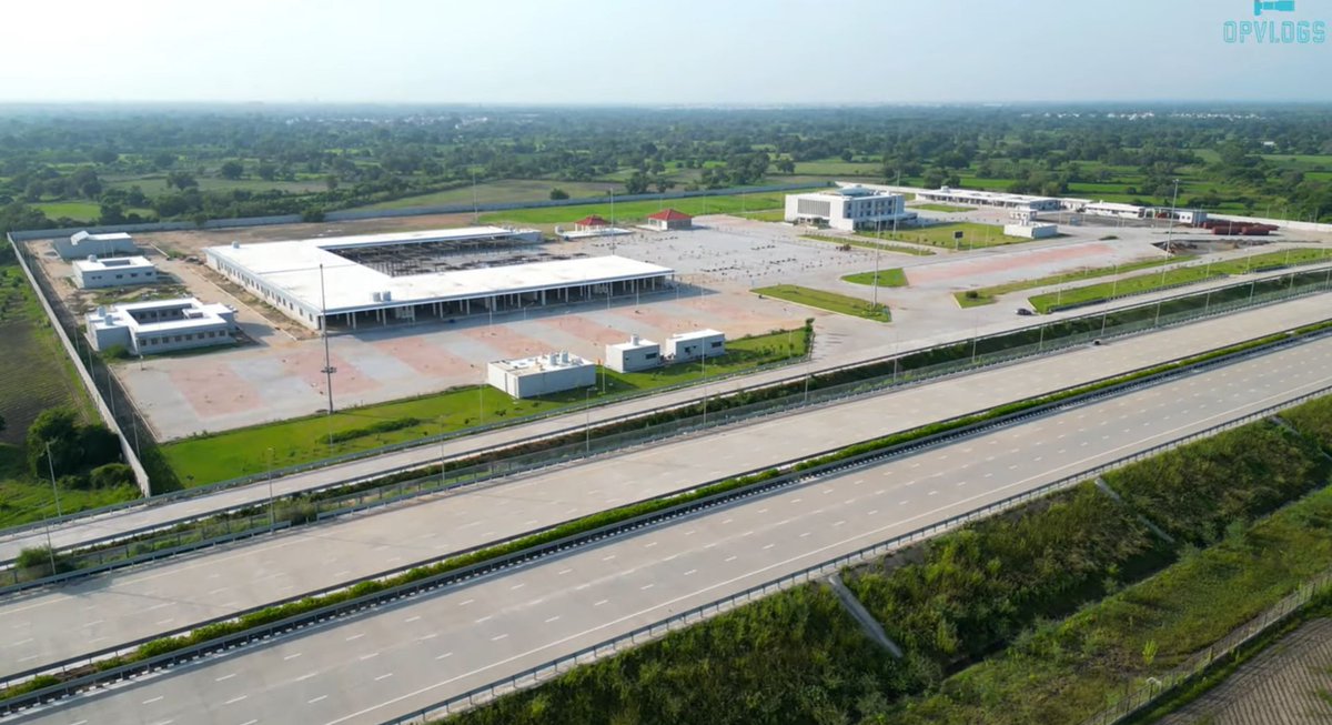 Sahilinfra2's tweet image. Delhi-Mumbai expressway
Vadodara-Virar section.
The next section to be opened will be Vadodara-Bharuch section.Although the main carriageway was completed a while back,wayside amenities &amp;amp; a few finishing work on toll plaza remains,hope it will b done soon
youtube.com/watch?v=2nVEdP…