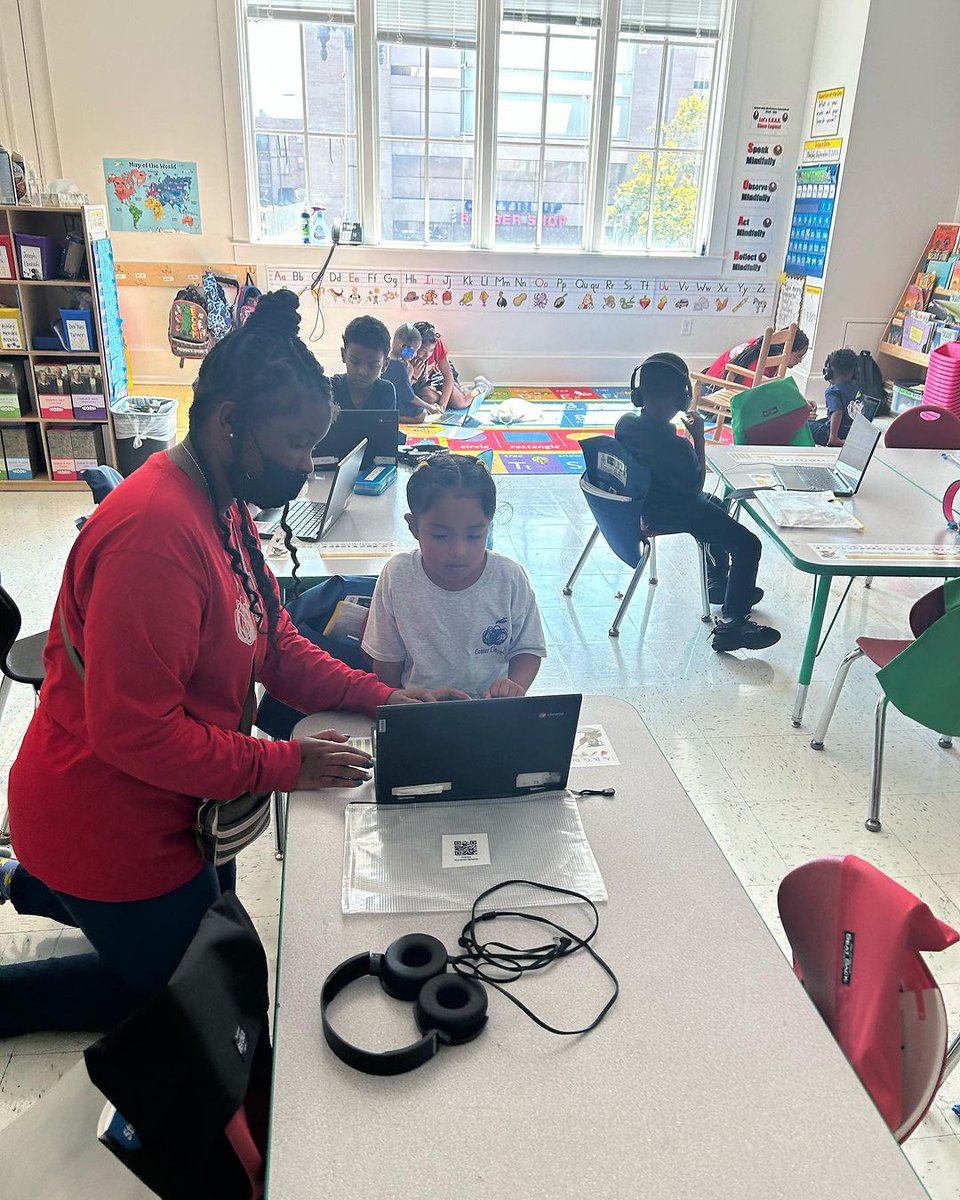 Smaller class sizes means more opportunity for collaboration and relationship-building! 🫶🏾 Recently, 7th graders at @CenterCityPCS Shaw assisted their young friends in Kindergarten during technology instruction. 💻