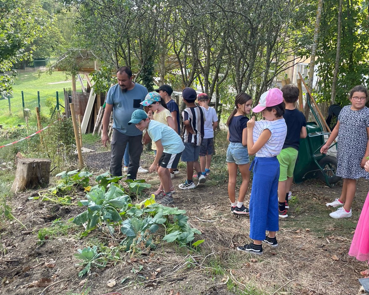 Chatel_Guyon's tweet photo. Vendredi, la fondation @landestini est intervenue au sein des écoles publiques de @Chatel_Guyon pour débuter le travail sur la biodiversité👨‍🌾
Les élèves ont participé à divers ateliers : présentation de fruits et légumes de saison, découverte du potager, jeu sur les outils...🌿 https://t.co/tNWY6jIVya