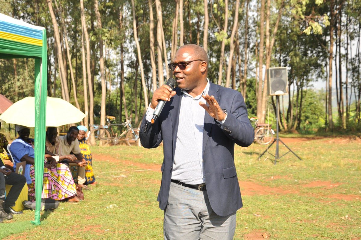 RwandaSouth's tweet photo. Uyu mugoroba, Minisitiri wa @RwandaLocalGov @JCMusabyimana ari kumwe na Guverineri @AKayitesiAlice n'inzego z'umutekano, ari mu karere ka @Kamonyi Akagari ka #Buguri Umurenge wa #Rukoma aho yifatanyije mu nteko y'abaturage https://t.co/EQpBtaF3XC
