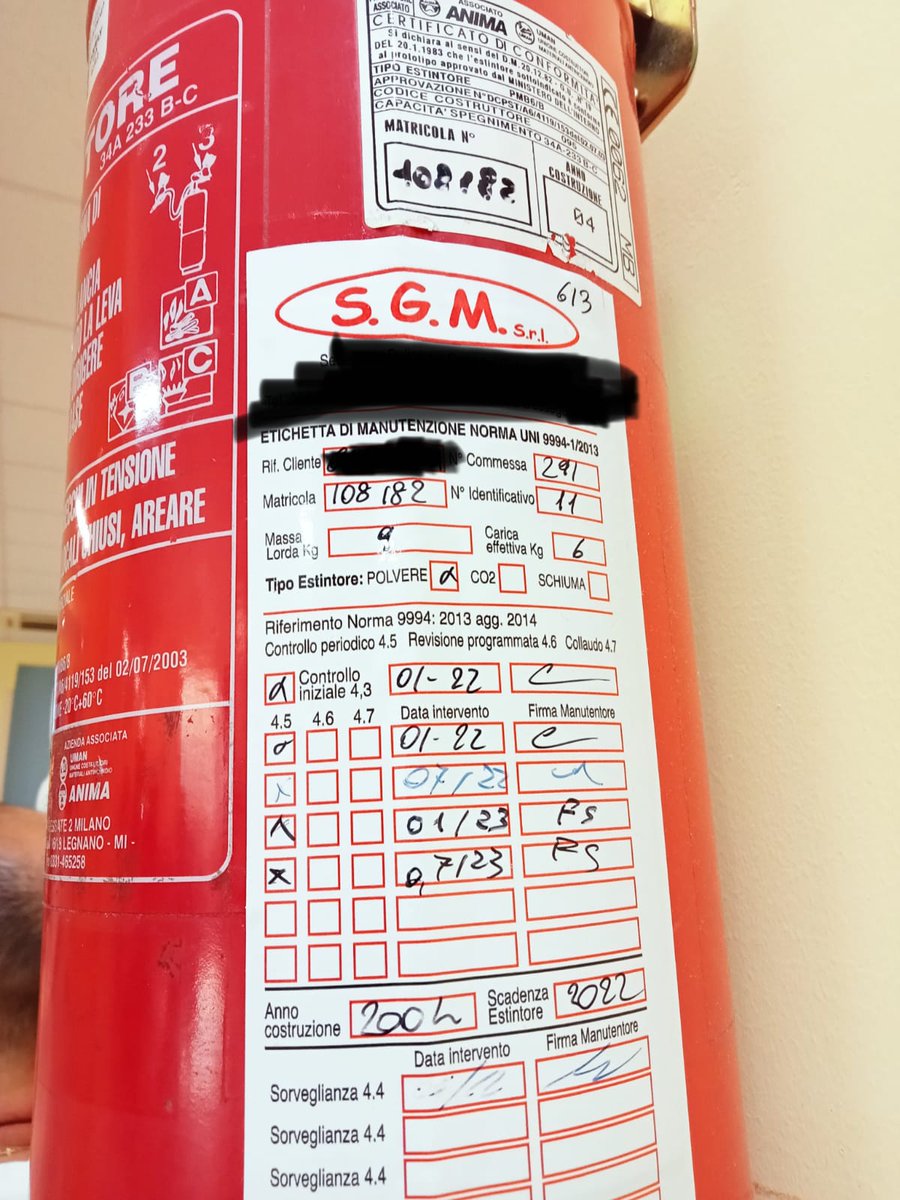 Ma è normale che in una struttura sanitaria nonostante i controlli ci sia un estintore con scadenza 2022!??... 

Non andrebbe sostituito?... Mah. 

#sicurezza
