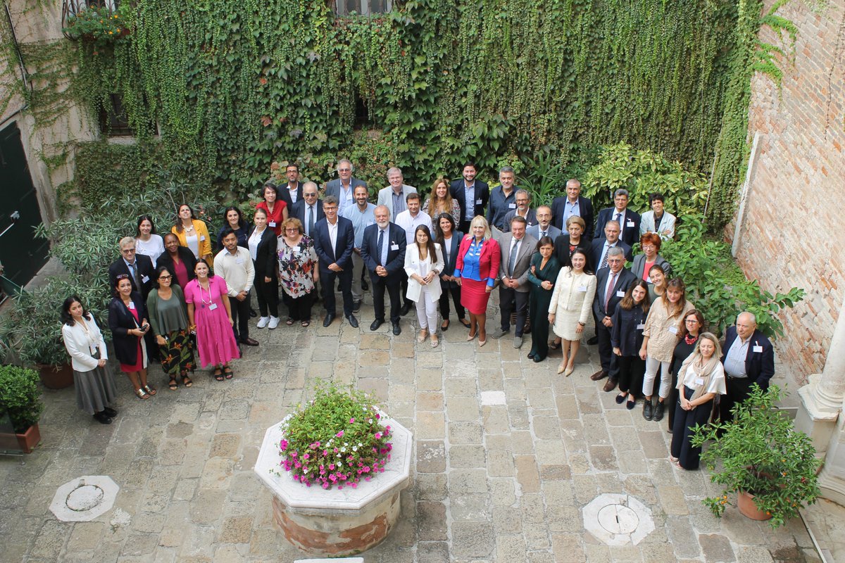 UNESCOVenice's tweet photo. 📢Utilising @UNESCO’s vast #water and #ocean networks, the #SourceToSea Regional Dialogue welcomed experts from 🇧🇦, 🇧🇷, 🇨🇱, 🇨🇾, 🇪🇨, 🇫🇷, 🇬🇷, 🇮🇹, 🇲🇾, 🇲🇹, 🇲🇩, 🇲🇰, 🇷🇴, 🇸🇮 and 🇹🇷 to share their national case studies of #watermanagement, addressing #SDG6 and #SDG14. 🤝 https://t.co/xZ2uC29psg