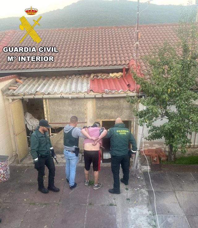 MqGuardiaCivil's tweet photo. 😮 Detenido un hombre mientras dormía 😇 en la casa en la que entró a robar en #Barruelo (#Palencia).
El detenido forzó una ventana para acceder al interior de la vivienda, y así poder robar.
https://t.co/exfLmW8MQY https://t.co/aIDDBuOjYv
