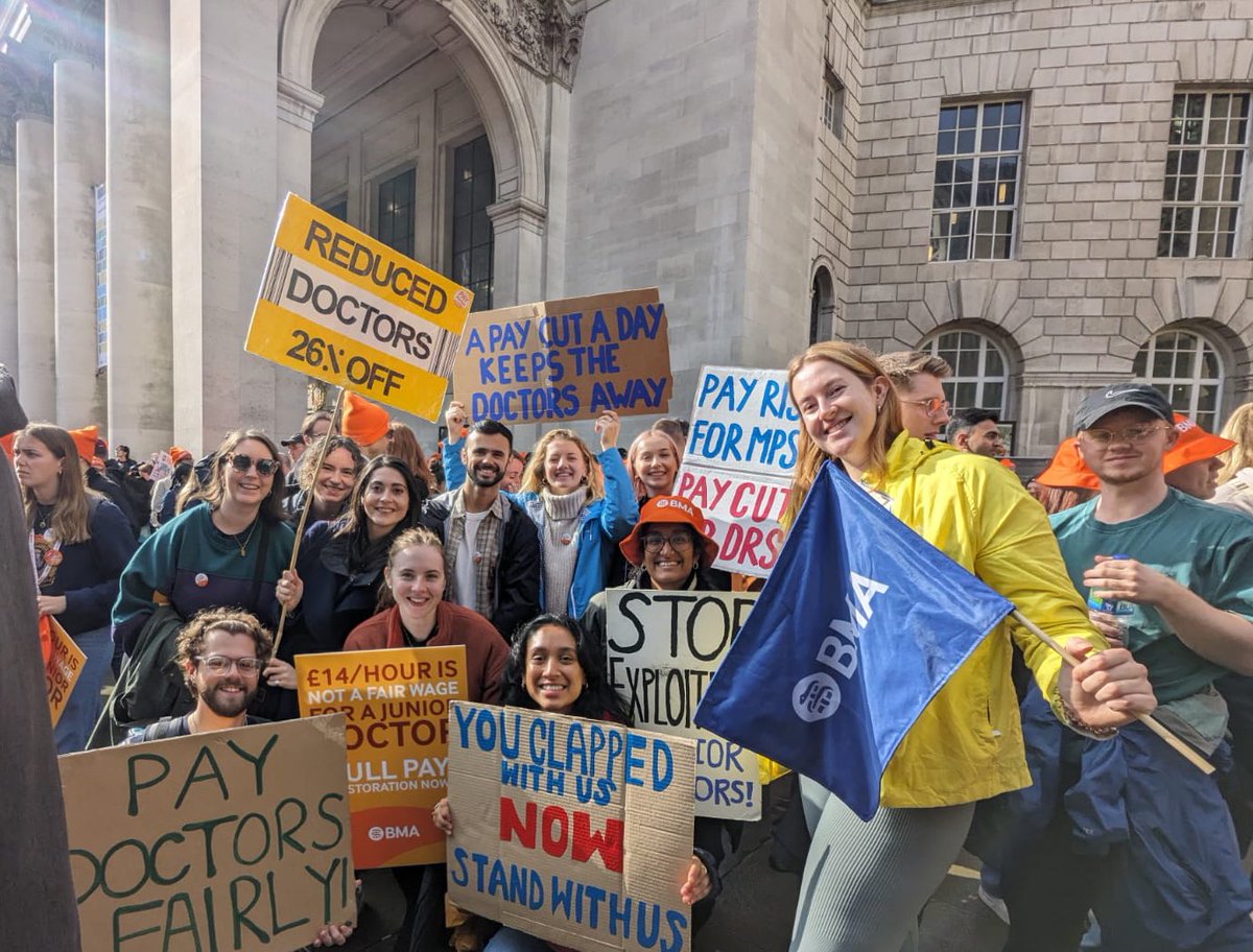embradders_'s tweet photo. Another amazing turnout in Manchester for the Doctors Rally, with my gorgeous colleagues 🫶🏻 Team Stepping Hill!!  #payrestoration #doctorsstrike @TheBMA @SteveBarclay https://t.co/hP4TU4qXUe