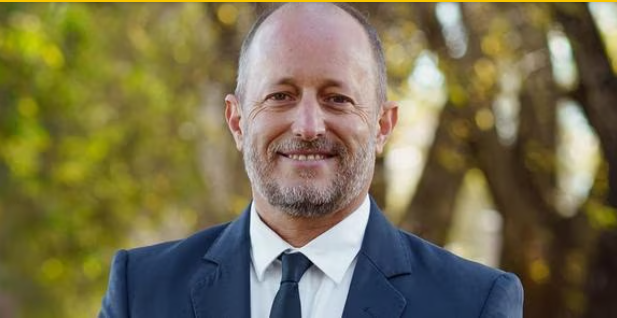 gabruzo's tweet photo. SILENCIO LIBERAL. 

El ESCÁNDALO de Insaurralde involucra directamente a Javier y Karina Milei quien TRANZÓ el armado de listas en el conurbano. 

Mieli evitó hablar de Insaurralde en el debate y hasta ahora se mantiene en silencio ante semejante acto de corrupción. 

Milei + Massa + Insaurralde = #LaLibertadTransa