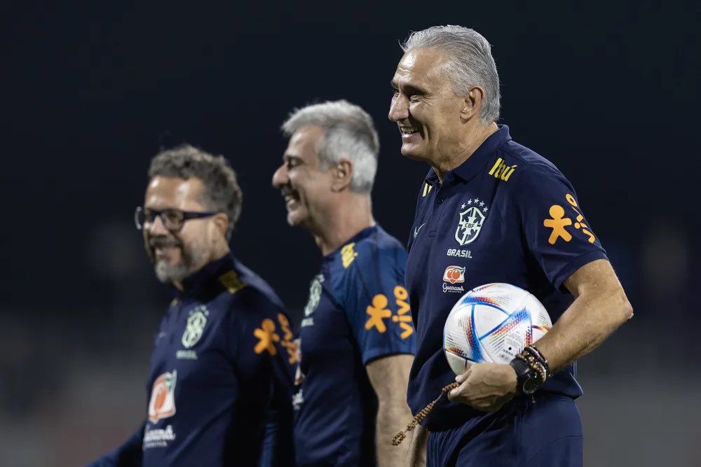 futebol_info's tweet photo. Tite decidiu aceitar assumir o Flamengo já em outubro pois ficou animado com o projeto esportivo que lhe foi apresentado.

Apoiado pela família, o treinador entende que começar a trabalhar agora é potencializar 2024.

A comissão técnica que acompanhou o comandante na Seleção Brasileira também vem para o clube carioca. Matheus Bacchi (filho de Tite), César Sampaio e Cléber Xavier serão os auxiliares, enquanto Fábio Mahseredjian assume a preparação física.

A expectativa do Flamengo é de que o novo trabalho comece já na segunda-feira, no início da Data FIFA.

🗞 @geglobo | @ericfaria74 | @soyyleticia
📸 Lucas Figueiredo/CBF