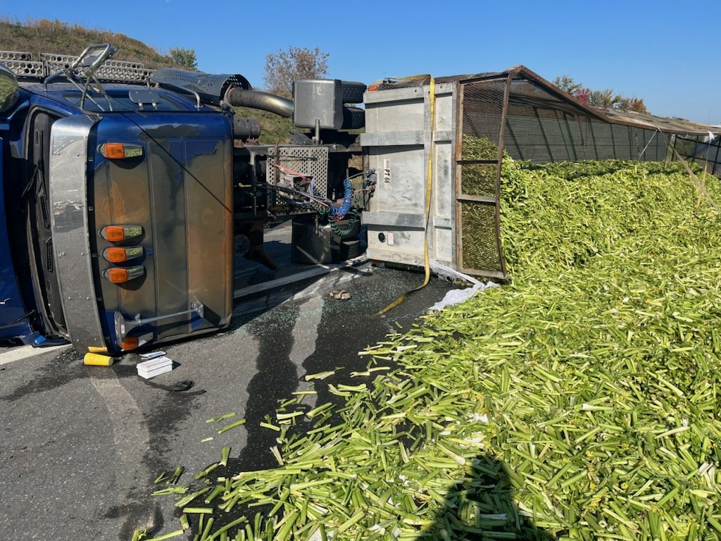OPP_HSD's tweet photo. #AuroraOPP  at a CMV roll over, Hwy 400 S/B, just south of Highway 9.  Celery spilled on the Highway. Traffic diverted onto Highway 9 while clean-up continues. Highway expected to be closed for several hours and paitence is appreciated. ^mh https://t.co/XEoQmsXYBb