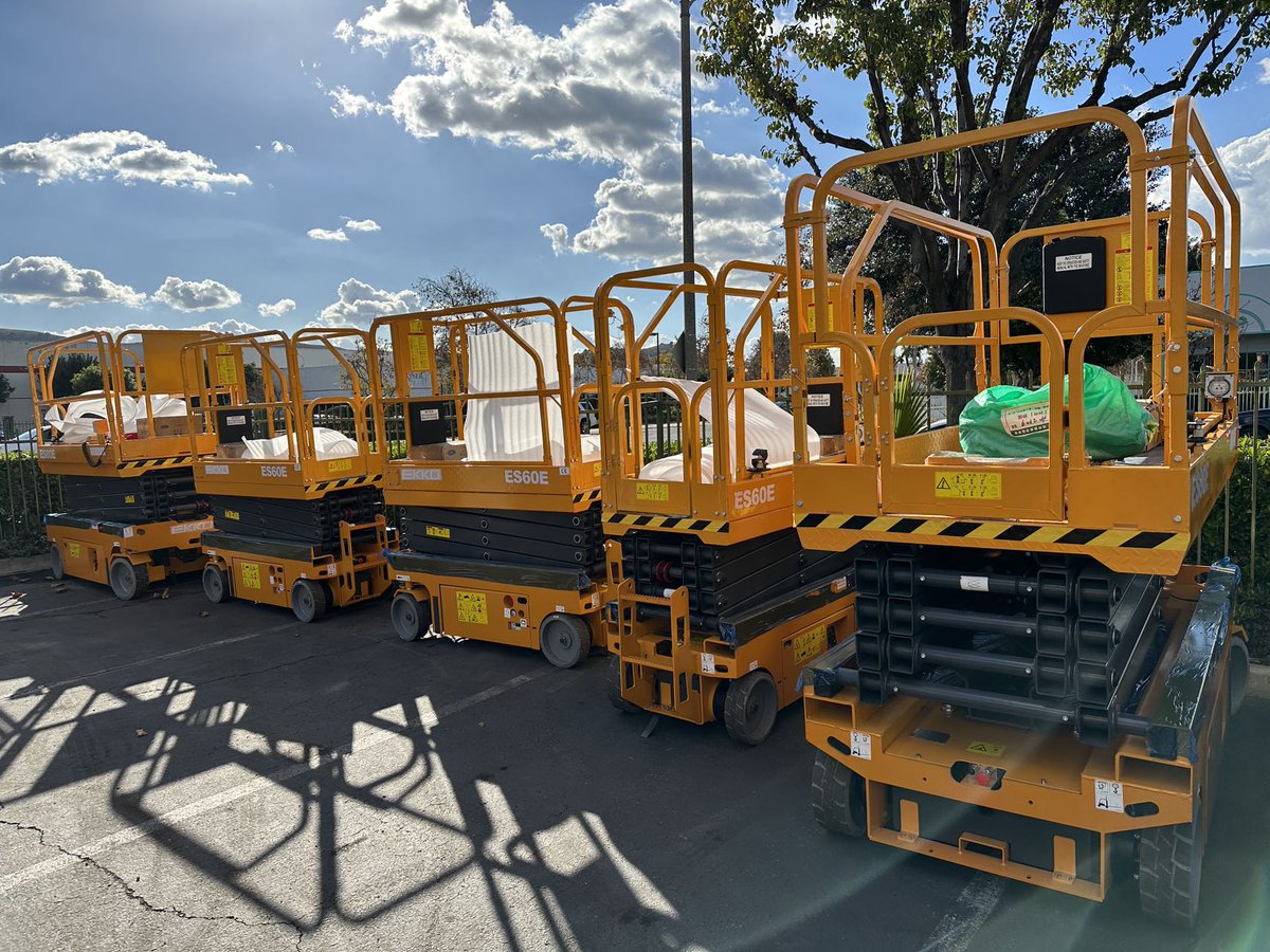 EKKOlifts's tweet image. EKKO has Scissor Lifts of all different sizes! 13ft - 39ft......
#differentsizes 
#aerialworkplatform
#scissorlift 
#ekkolifts 
#GetLifted 
IN STOCK NOW!
ekkolifts.com
(877)232-6517
Info@ekkolifts.com