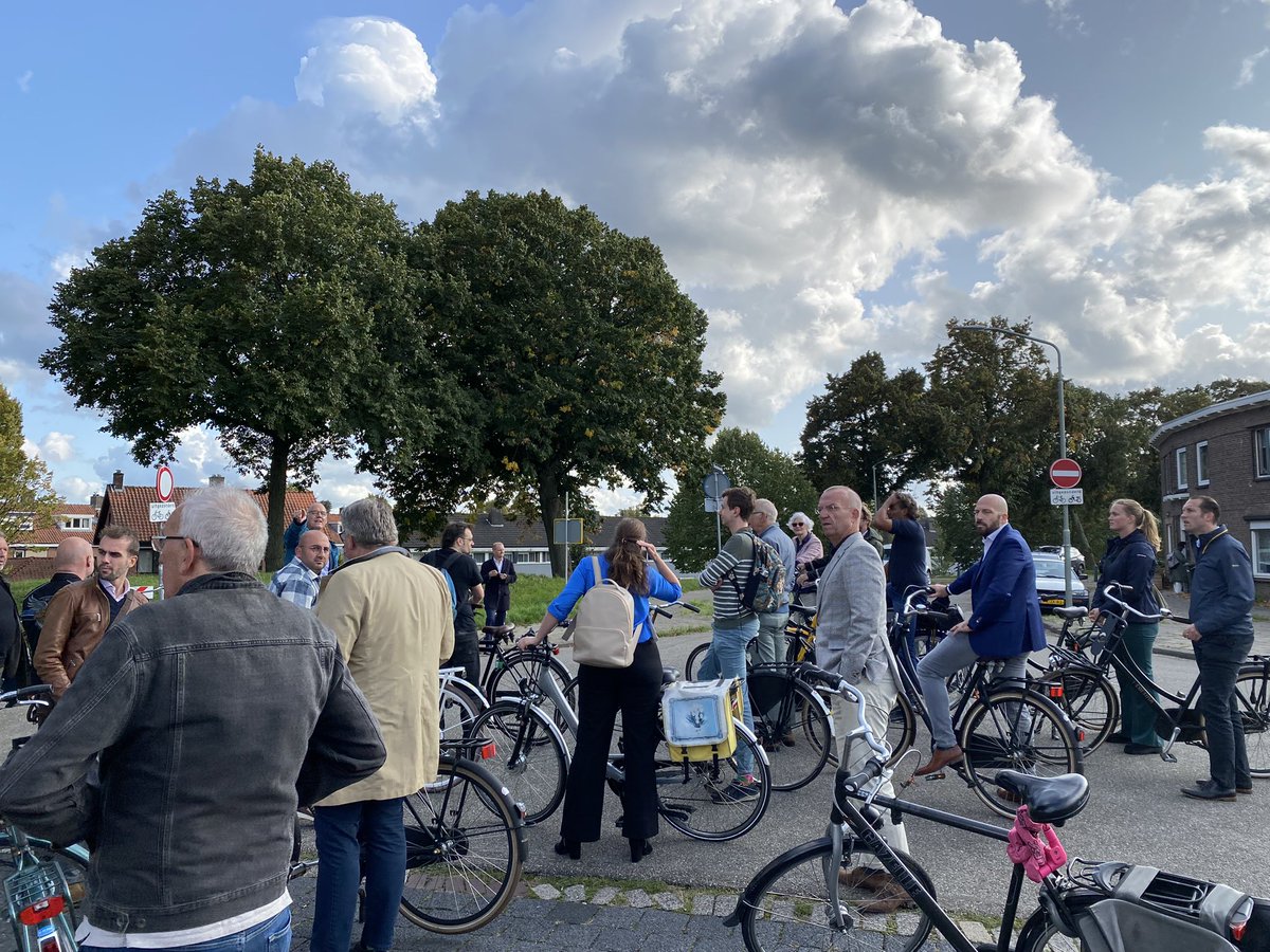 rikvdlinden's tweet photo. #Fietsen &amp; #vergaderen! De @raaddordt buigt zich vandaag over de ontwikkeling van het #Maasterras. https://t.co/mnmiRR6KTs