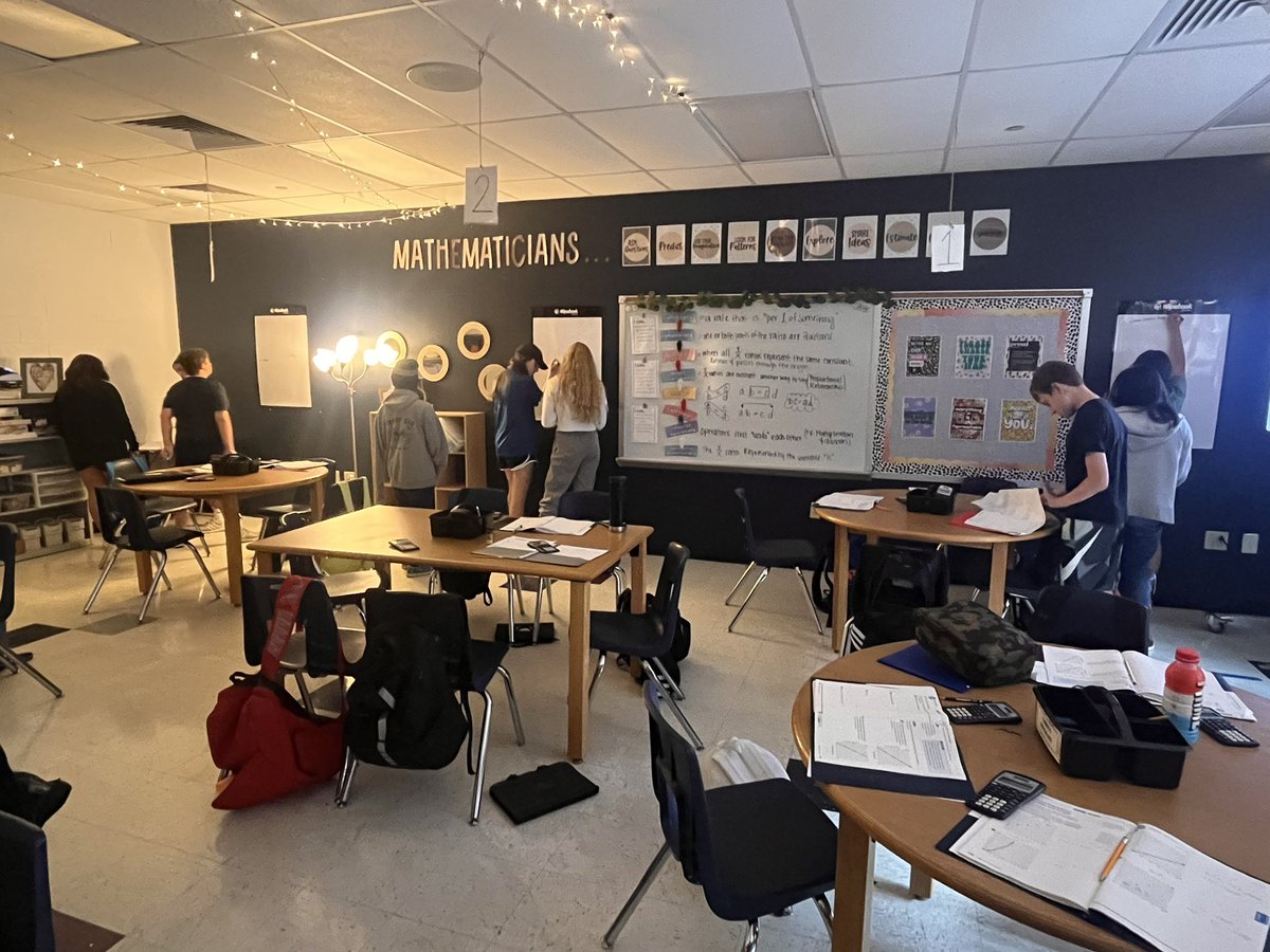 Kell_MathCoach's tweet photo. Olivia Boggs 7th grade class enjoying their collaboration time to work out math problems!
#WSDlearns #Buildingthinkingclassrooms https://t.co/31vSQF7tFc