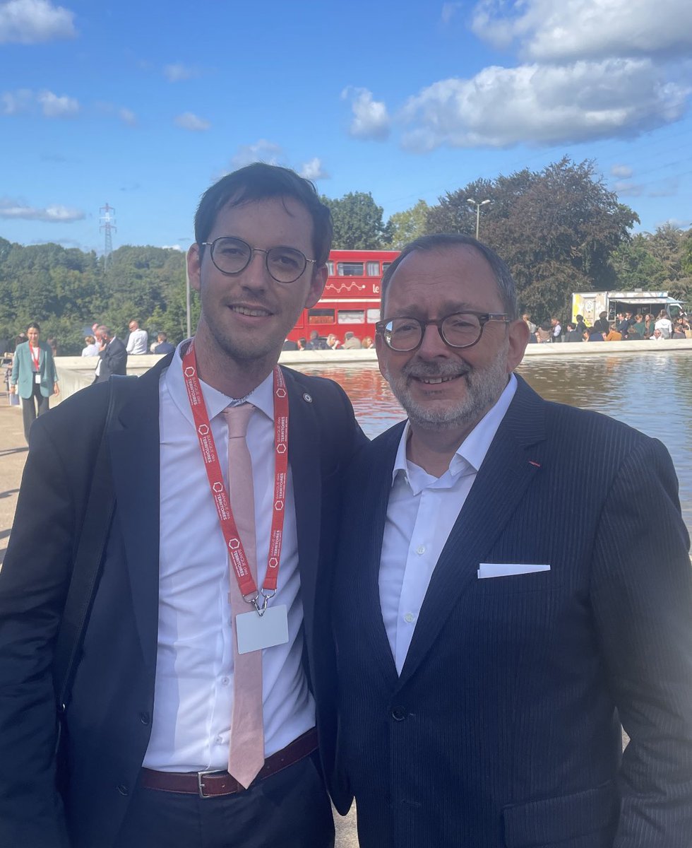 LucBroussy's tweet image. Congrès de @UnionHlm à @nantesfr sous la présidence de l’excellente @emmacosse
J’ai remis un prix Coup de ❤️ à la @_RIVP_ pour sa stratégie Vieillissement, débattu avec @JacquesWolfrom et croisé notamment @Chris_Bouillon @chborgel @cvansty @GuillaumeMacher et @Inakiechaniz 😀👍🏼