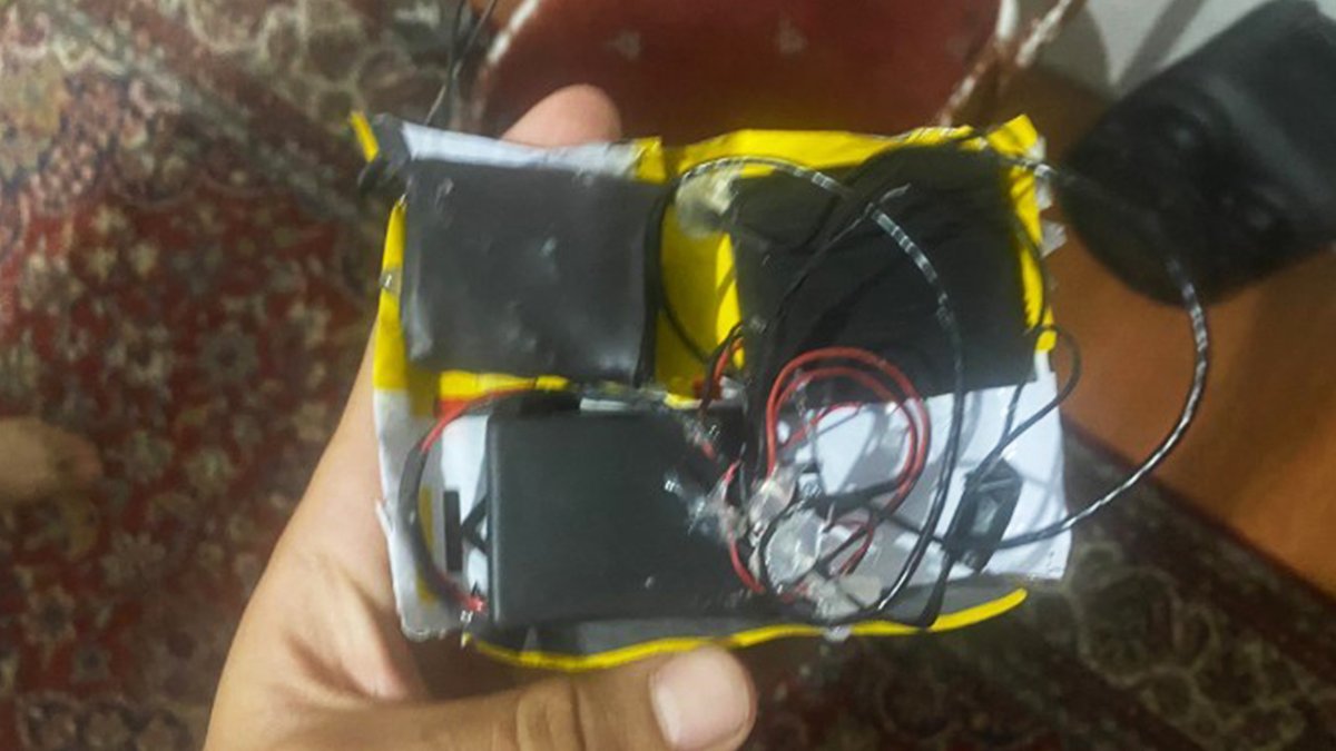 medyanews_'s tweet photo. A member of the Green Left Party youth assemblies discovered a listening device in his home. Activist Çelikel believes the device was planted by the police.

#Turkishforces - #Device - #YSP

🔗 https://t.co/rTvtq8xxvh https://t.co/CqPqYiLmGq
