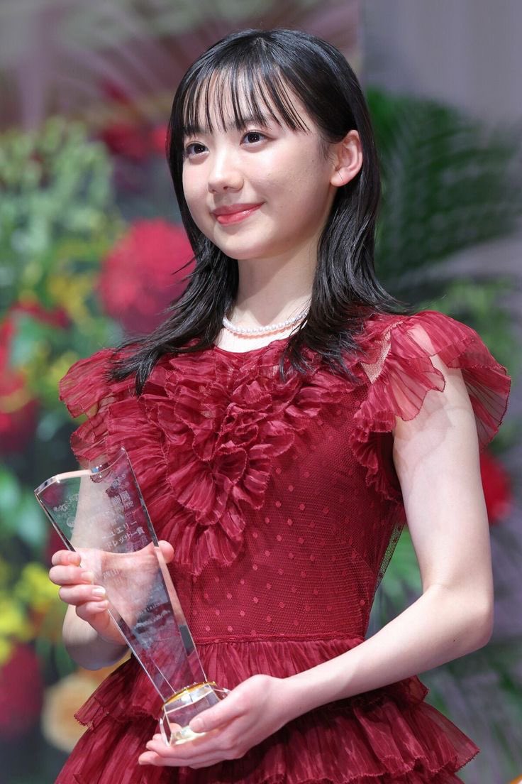 gucci0421777's tweet photo. 芦田愛菜さんの言葉(ゆっくり見てね)

・調べ物をするときも、テレビを見るときも、「そういう考え方や意見もあるんだ」と受け取るようにしています

・揺るがない自分の軸を持つのは凄く難しいじゃないですか。だからこそ人は『信じる』って口に出して、不安な自分がいるからこそ成功した自分だったりとか、理想の人物像だったりにすがりたいんじゃないかと思いました

・出会う時間も場所も人も無限に可能性がある中で、その人とそこで出会えたこと。それってやっぱり運命ですよね

・人は『裏切られた』とか、『期待していたのに』とか言うけれど、別にそれは『その人が裏切った』とかいうわけではなくて、『その人の見えなかった部分が見えただけ』であって、その見えなかった部分が見えた時に『それもその人なんだ』と受け止���られる『揺るがない自分がいる』というのが『信じられることなのかな』って思った

・自分とは違う誰かの人生や心の中を知ることにすごく興味がある

・当たり前のことをまずはしっかりできる人でありたい

・「私はこういう事があまりうまくできないけど、よろしくね」と最初から本音で接して弱い所を見せてしまえば、相手の人も手助けしてあげようかなって気にかけてくれると思う

・『努力は必ず報われる。報われない努力があるとすれば、それはまだ努力とは言えない。』という王貞治さんの言葉に、とても共感しました。何かをする時にはいつも、その言葉を忘れないように心がけています

・周りのことや、この先に待っていることも想像しながら、責任を持って行動できるのが、“大人になる”ということなのかなと思っていて。

・言葉にするって楽になることでもあるかもしれない。思いこむより言ったりやったりする方が楽になれる。

・挫折やくじ���ることは嫌いじゃない。うまくいかないことばかりだけど、ぶつかることで違う目標ができたり、新���い発見があったりする。

・先生に教えていただいた『夢はかなうのではなく、かなえるものです』という言葉。夢はかなうものではなくて、自分でかなえにいかなければいけないという考え方がとても印象的で、今でも好きな言葉の一つです。

・今まで信じていた人の思わぬ一面が見えたとき、それをすべて受け止める決心ができる、受け止めて揺らがない軸を持てることが、本当に“信じる”ということなんじゃないかなと思いました。