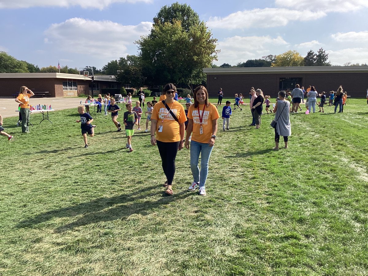 CarySD26's tweet photo. Briargate's PTO Walkathon Fundraiser was a big hit! Students earned bracelets for each lap, and the fun didn't stop there β they capped off the event with popsicles and friends. Way to go @BriargateCary π #walkathon #PTOEvent https://t.co/GEh6GOOWxK