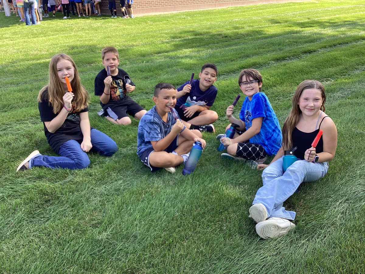 CarySD26's tweet photo. Briargate's PTO Walkathon Fundraiser was a big hit! Students earned bracelets for each lap, and the fun didn't stop there β they capped off the event with popsicles and friends. Way to go @BriargateCary π #walkathon #PTOEvent https://t.co/GEh6GOOWxK