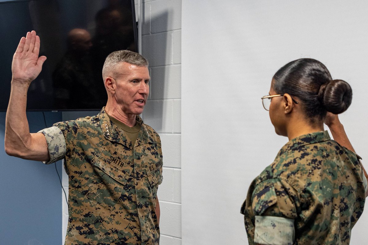 usmc_commandant's tweet image. Big Day!

Assistant Commandant of the Marine Corps General Eric M. Smith visited HMH-461 to familiarize himself with the CH-53K King Stallion, the Marine Corps’ newest heavy-lift helicopter, and re-enlisted Cpl. Haley Dominguez, an aviation-operations specialist with HMHT-302!
