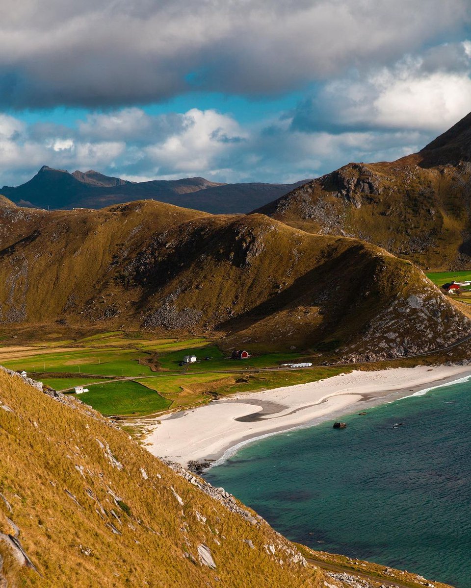 Haukland Beach is a hidden gem located in the Lofoten Islands, Norway. It’s a destination filled with lots of particularities that will make it a memorable experience for any outdoors' and nature lover. The surrounding waters are rich with marine life, making them a traditional