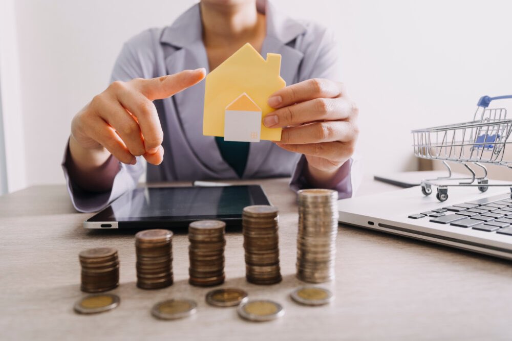 savingadvice's tweet photo. High-interest rates also increase monthly mortgage payments and reduce your purchasing power as a buyer. 

To help you navigate these obstacles, we’ve created a home-buying checklist that’s tailored to current market conditions.

https://t.co/tE9LwT185C https://t.co/Yiakb9IC0n
