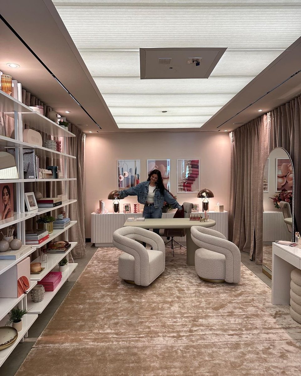SELENAT0RSARMY's tweet photo. Selena Gomez en su oficina de Rare Beauty. https://t.co/1p2s3PQIOZ