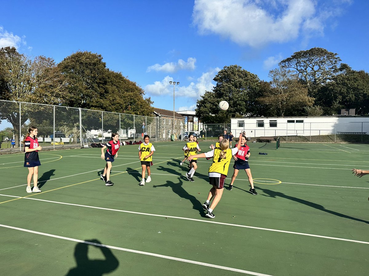 Year 7 showing their developing skills and cohesion today against Le Varendes to gain 2 wins up in the October sunshine at <a href="/BeauSejourGSY/">Beau Sejour Leisure Centre</a> 

Looking forward to seeing some more KS3 netball on show this evening when our Colts team take on Praxis Yellow 2 at 6:30pm 🏐