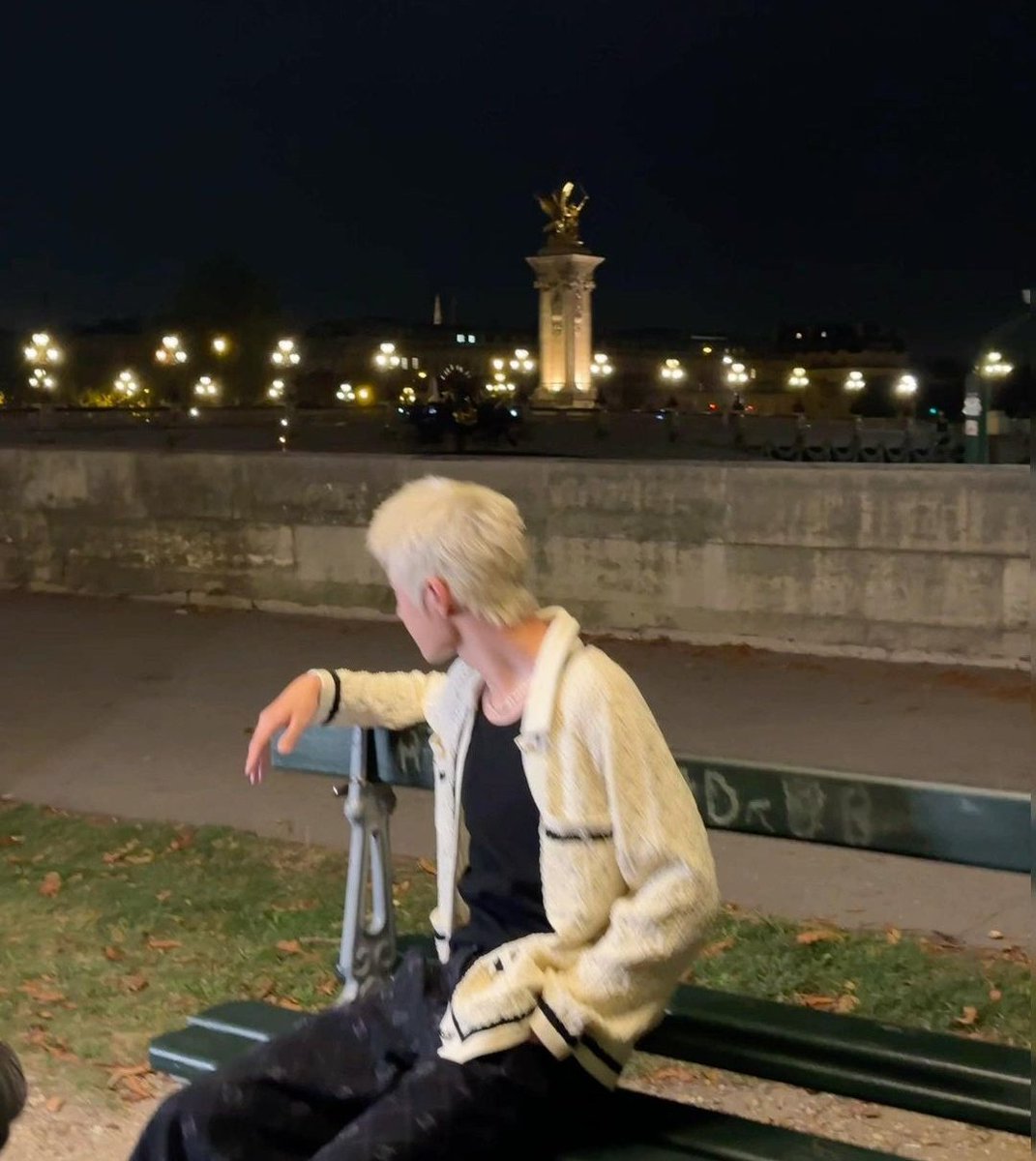 kurenekoo's tweet photo. Boyfriend????? Hello????? #YIBOatChanelSS24 #WangYibo #WangYibo_WelcomeToParis https://t.co/G7EwLVeg2s
