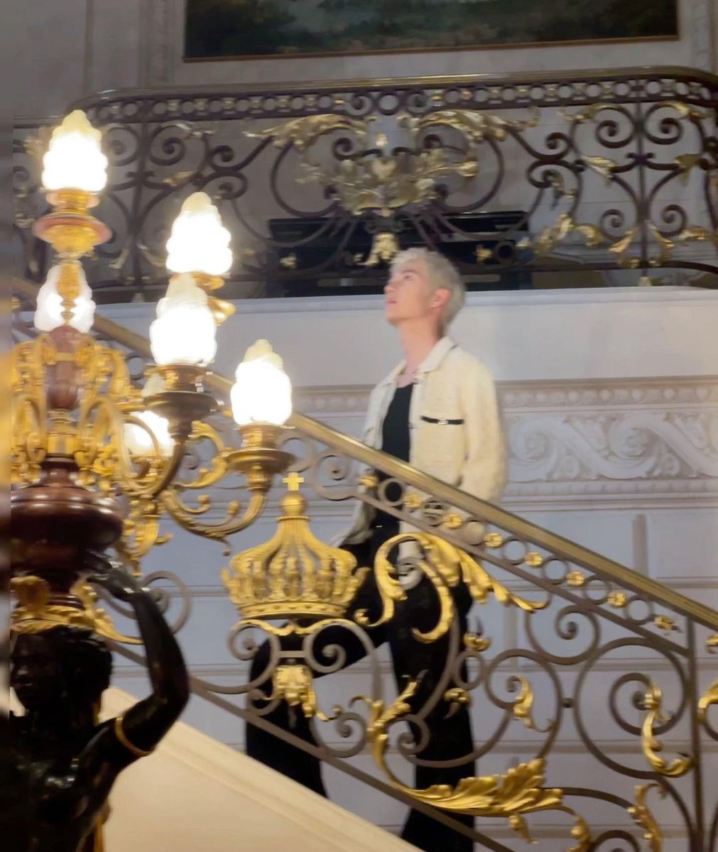 kurenekoo's tweet photo. Boyfriend????? Hello????? #YIBOatChanelSS24 #WangYibo #WangYibo_WelcomeToParis https://t.co/G7EwLVeg2s