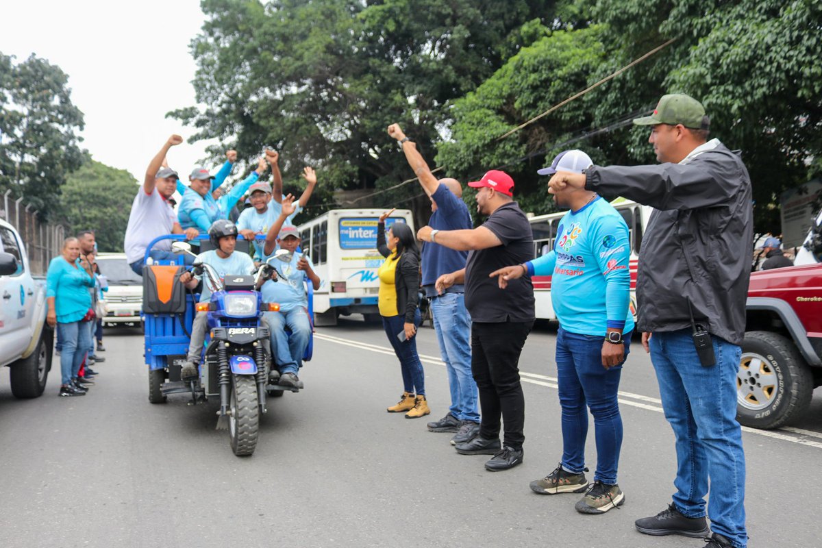 Desde la populosa parroquia Sucre de Caracas, iniciamos despliegue de atención de casos del #1x10DelBuenGobierno, para darle atención de manera simultánea a los reportes de agua potable y aguas servidas en las parroquias Antimano, 23 de Enero y Sucre. @NicolasMaduro #2deOctubre