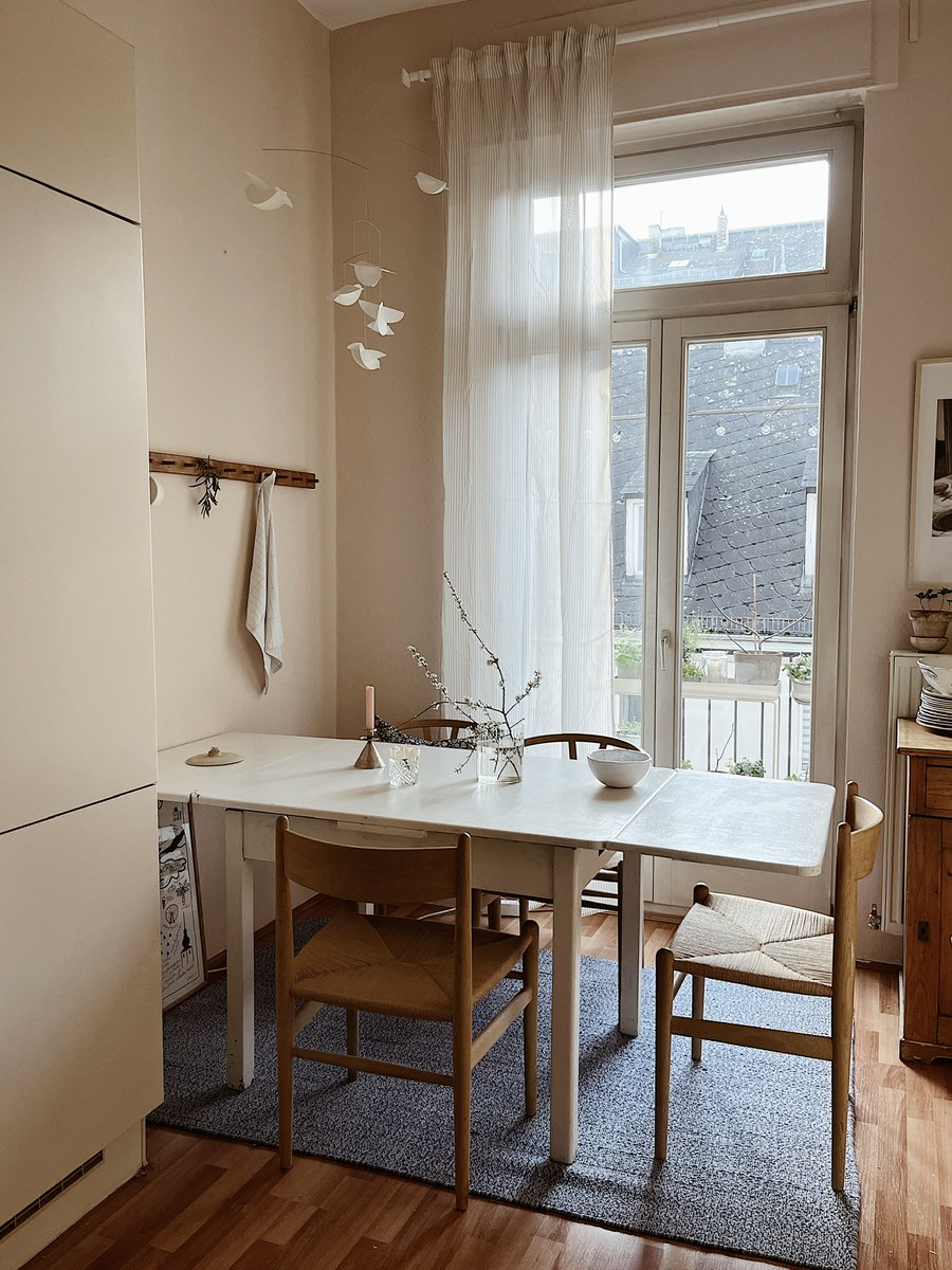 Ein feines Beige als Wandfarbe in der Wohnküche unterstreicht Josies gemütlichen, skandinavischen Einrichtungsstil. 

Wandfarbe: K/2-14-20-0/T

#kolorat #wandfarbe #paint #streichen #malern #beige #wandgestaltung #interior #instahome #instainterior #schönerwohnen #lustauffarbe