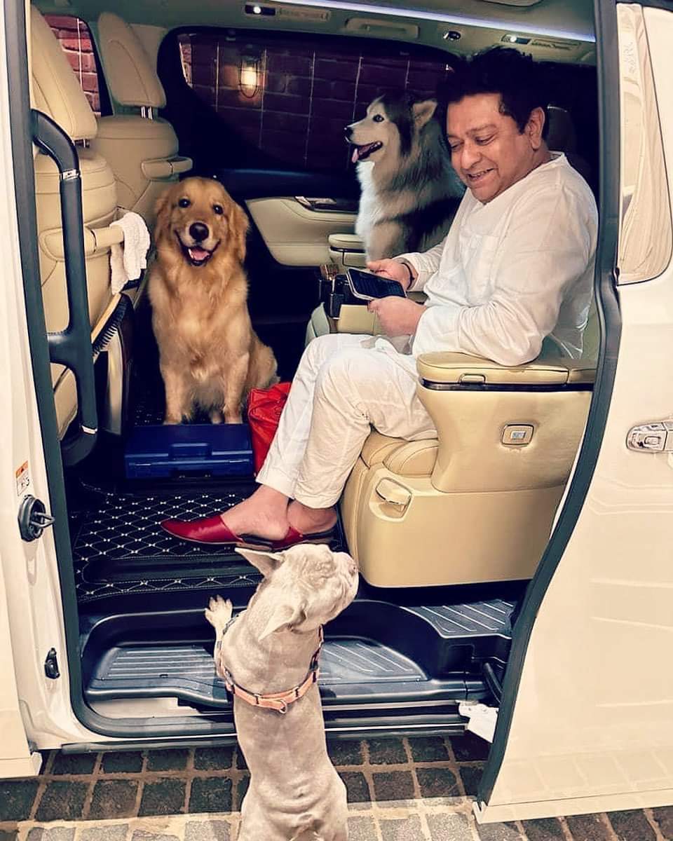 Mnsmanmad99's tweet image. ये आदमी बेज़ुबानोसे इतना प्यार रखता है 💓.
सोचो इसे अपने शहर से क्या मोहब्बत होगी ❤️.

#Blue #mufasa #RAYNO 
#lovedogs #RajThackeray
#shivtirth #mumbaimerijaan