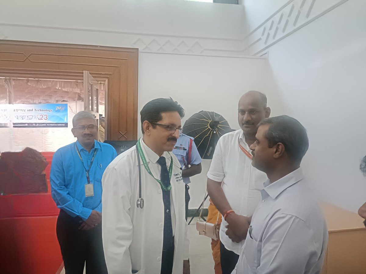 docchennai's tweet photo. Happy moments in my life when I could introduce myself as son of retired ISRO scientist to Dr. Veera Muthuvel  Project Director of Chandrayaan 3 #SRMConvocation #DoctorOfScience honoris causa https://t.co/FwwaI095wZ