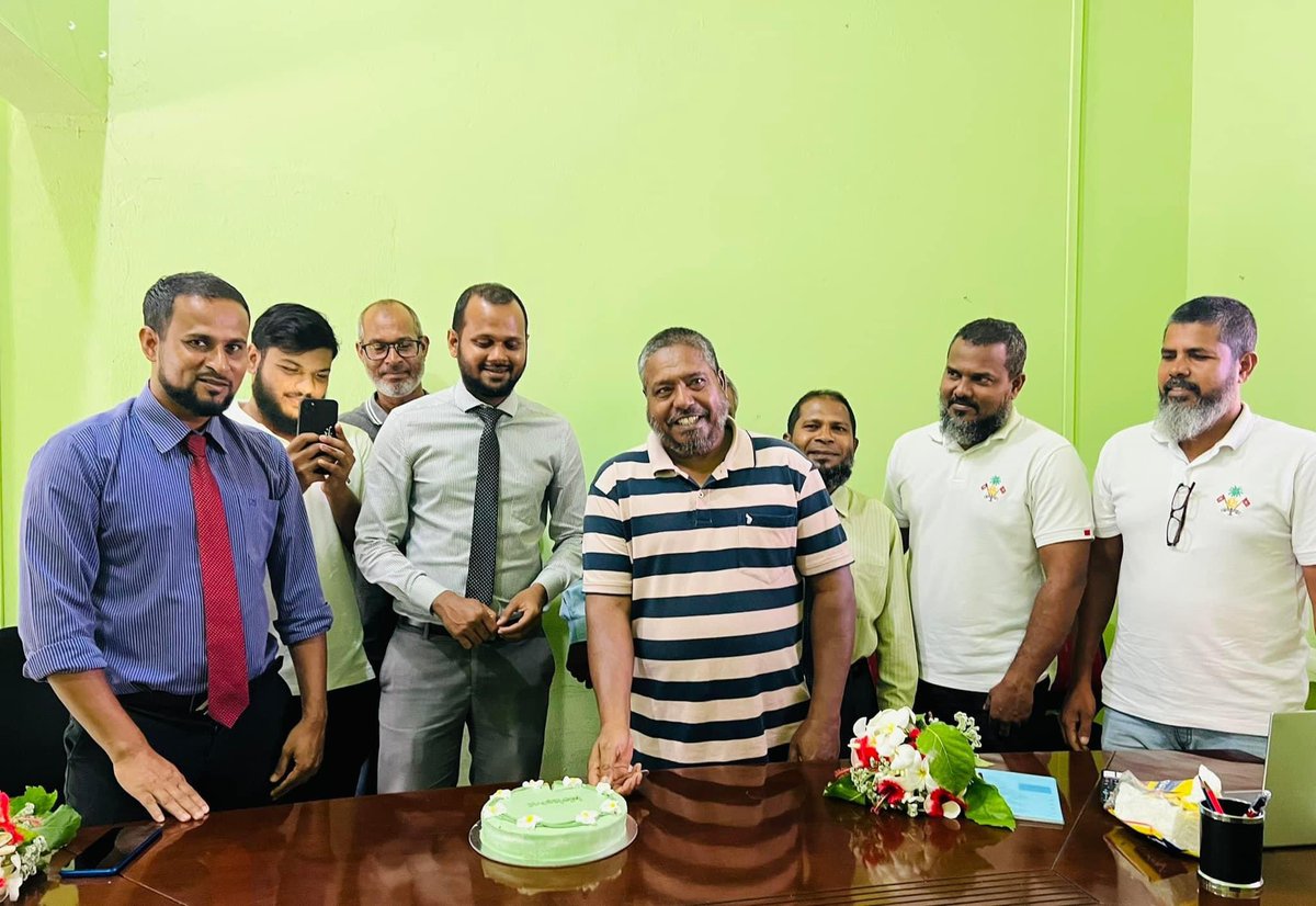 KinolhasC's tweet photo. މިކައުންސިލްގެ ޓީމަށް އަލަށް ގުޅިފައިވާ ކައުންސިލް އެސިސްޓެންޓް ޢަބްދުލް ހަމީދު ޢަބްދު ٱللَّٰه އަށް މަރުޚަބާ ދެއްނެވުން
ކައު ންސިލް ޓީމަށް މަރުޚަބާ 
@lgaMaldives https://t.co/36PmfI7PxO