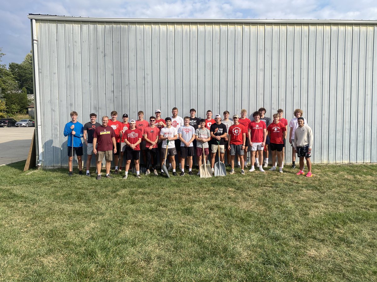 CentralDutchMBB's tweet photo. Spent the beautiful morning in Pelladise doing some mulching for our friends at Pella Christian grade school! #ServiceDay https://t.co/YoqJwae5kQ