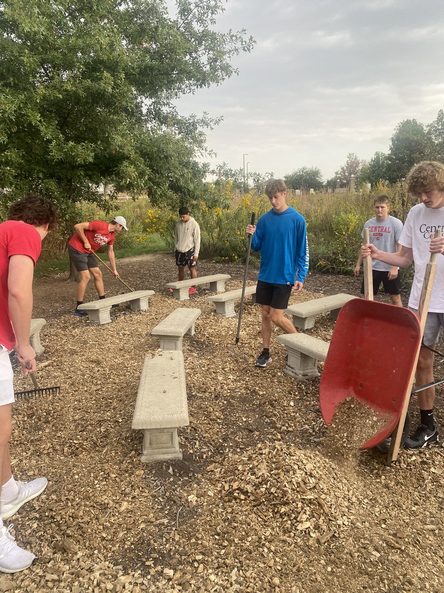 CentralDutchMBB's tweet photo. Spent the beautiful morning in Pelladise doing some mulching for our friends at Pella Christian grade school! #ServiceDay https://t.co/YoqJwae5kQ