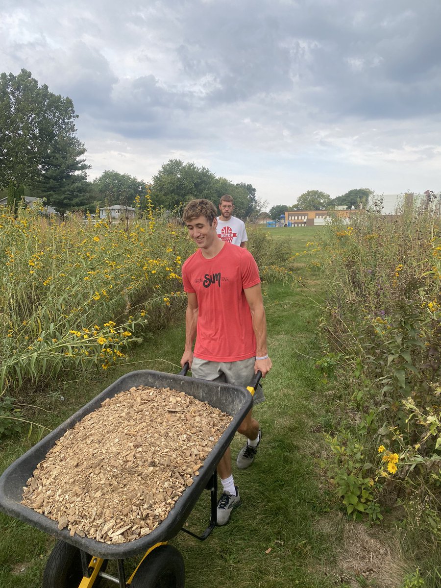 CentralDutchMBB's tweet photo. Spent the beautiful morning in Pelladise doing some mulching for our friends at Pella Christian grade school! #ServiceDay https://t.co/YoqJwae5kQ