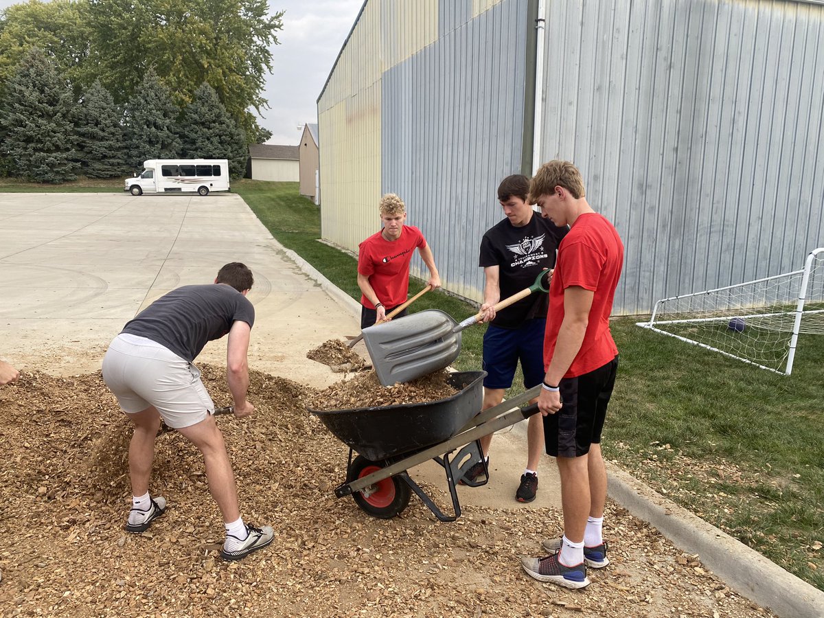 CentralDutchMBB's tweet photo. Spent the beautiful morning in Pelladise doing some mulching for our friends at Pella Christian grade school! #ServiceDay https://t.co/YoqJwae5kQ