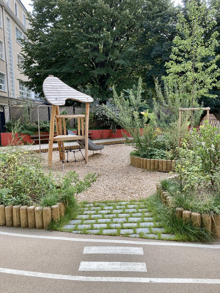 isabelle_rocca's tweet photo. Belle inauguration hier de la #courOasis de l’école maternelle Bercy à #paris12 ! Avec les élèves, les équipes éducatives et les parents qui ont tous contribué à choisir et dessiner le projet 👍🏻🙏🏻
#bienêtre #education #vivreensemble #cadrescolaire #ecolededemain #natureenville https://t.co/8UNpKlQW90