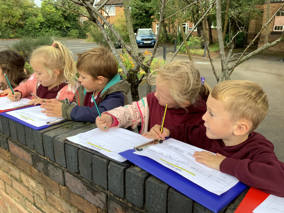 Year One carried out fieldwork in our Geography lesson today 🌟✏️🌎 #localarea #geographers #tallychart #trafficflow #survey