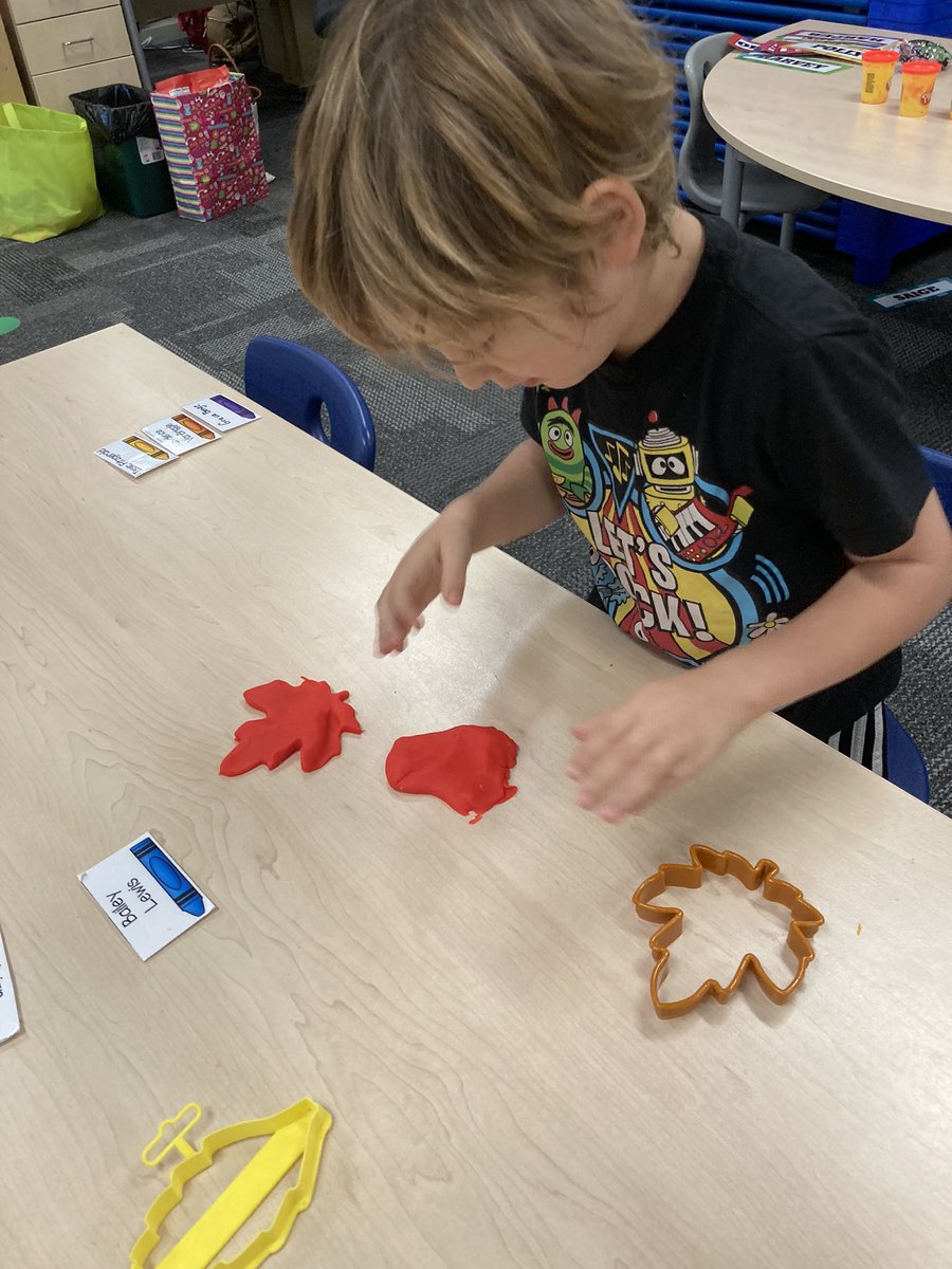 kimberlyared's tweet photo. Our theme is “Fall” this week!🍁🍂 We are making leaves with play dough, finger painting 🎃 pumpkins, and stamping out leaves, and finding gourds in our sensory table! @CPpreschoolfun https://t.co/F6xpkG2hwQ