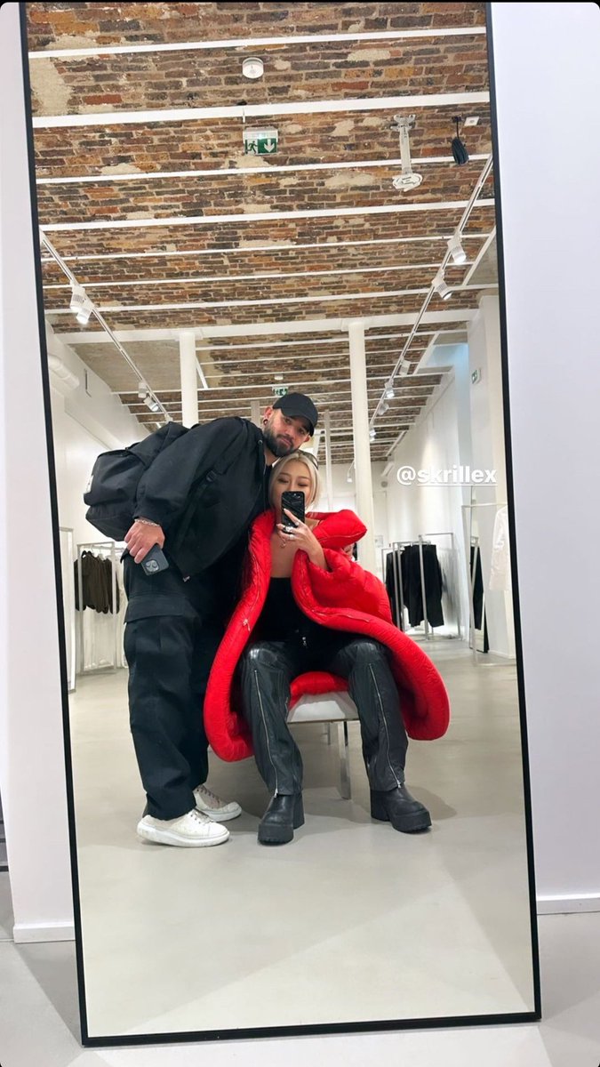SkrillexBCBR's tweet photo. Skrillex se apresenta hoje na pop-up da designer Izzy Du (vulgo novo amor do Sonny) em Paris. ❤️👀 https://t.co/7X7ElUX9nt